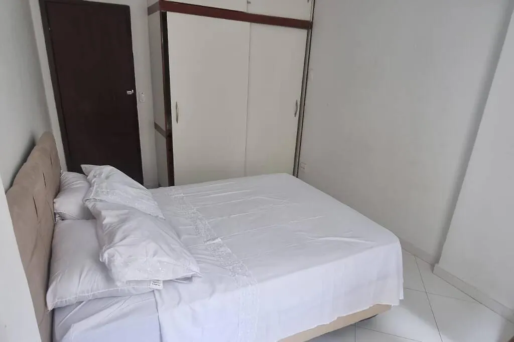 Quarto e sala a uma quadra da praia Copacabana posto 02-1